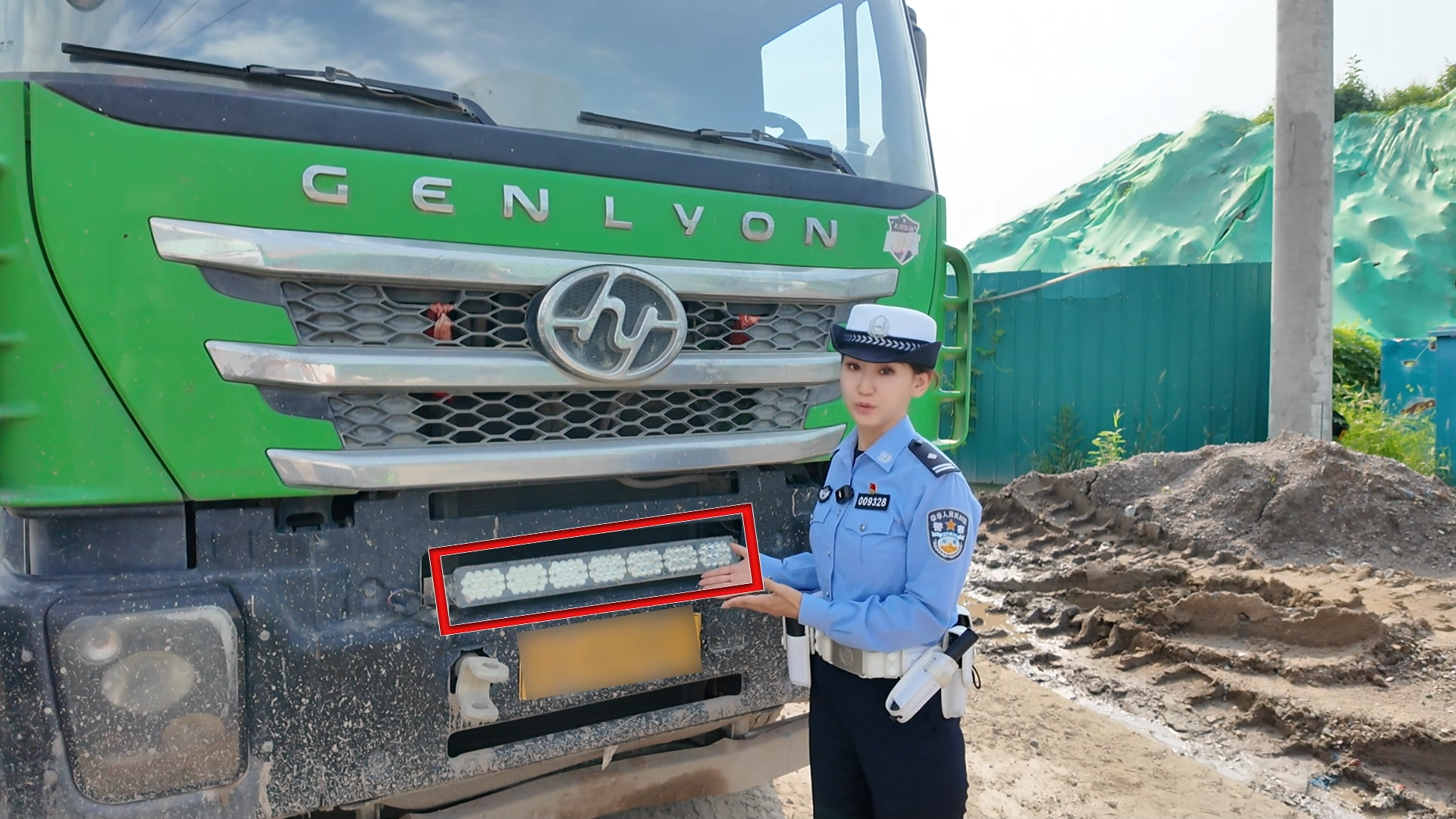 北京交警查处大货车“花样涉牌”