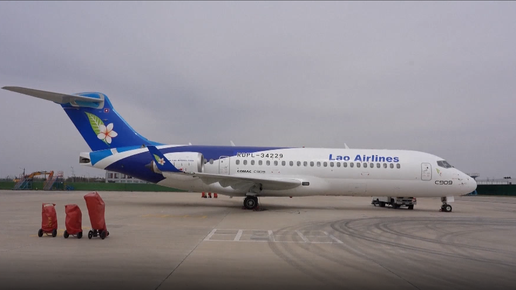 国产飞机C909老挝商业首航仪式在万象举行