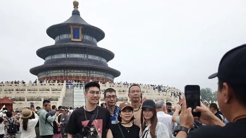 天坛最佳拍照机位火了!本台记者率先发现→ 天坛最佳拍照机位火了!本台记者率先发现→