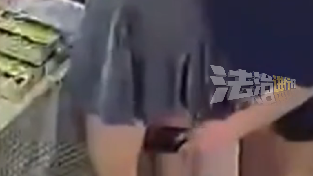 男孩在超市里偷拍女生裙底，第一次没成功又来第二次