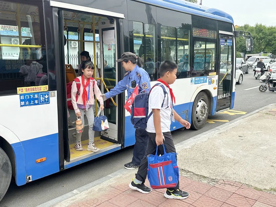 "小朋友们都排好队,下车时注意脚下安全