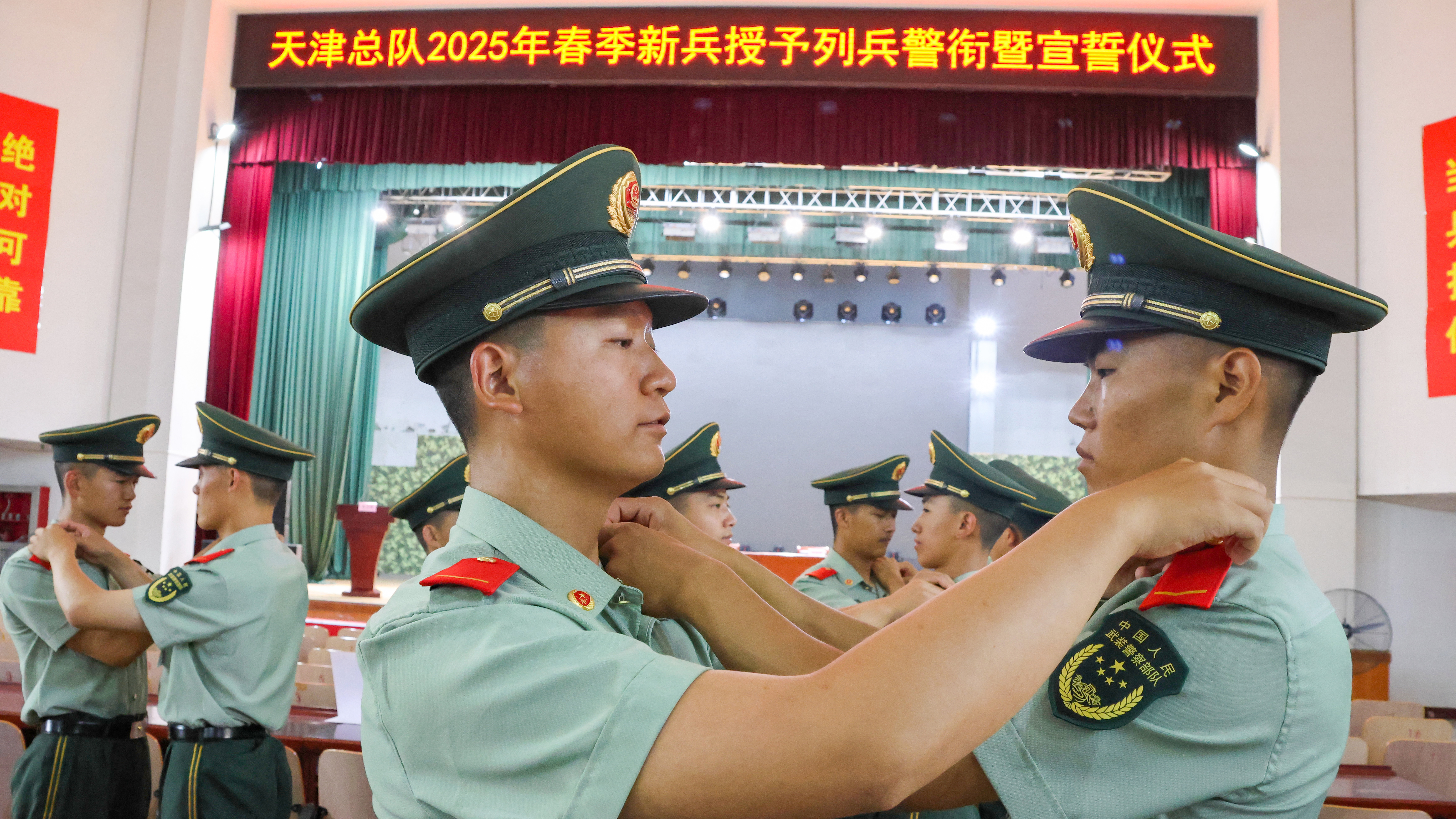 武警新兵授衔，父母受邀见证高光时刻