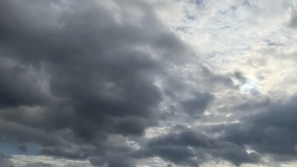轻雾有阵雨!今日最高气温27℃ 外出记得带雨具 轻雾有阵雨!今日最高气温27℃ 外出记得带雨具