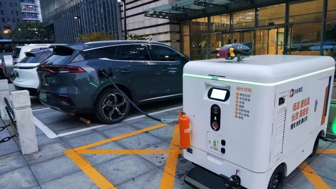朝阳一小区迎来“充电神器”!新能源车充电难题有望缓解 朝阳一小区迎来“充电神器”!新能源车充电难题有望缓解