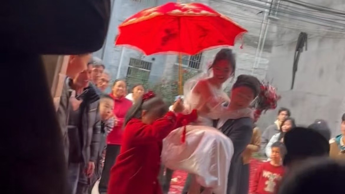 婚礼现场新娘跨火盆环节新郎满分举动引欢呼 婚礼现场新娘跨火盆环节新郎满分举动引欢呼