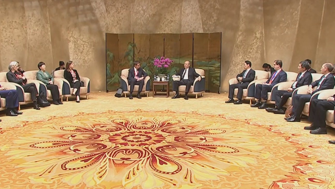 尹力会见2024世界剧院北京论坛暨台湖舞美国际论坛国际嘉宾代表