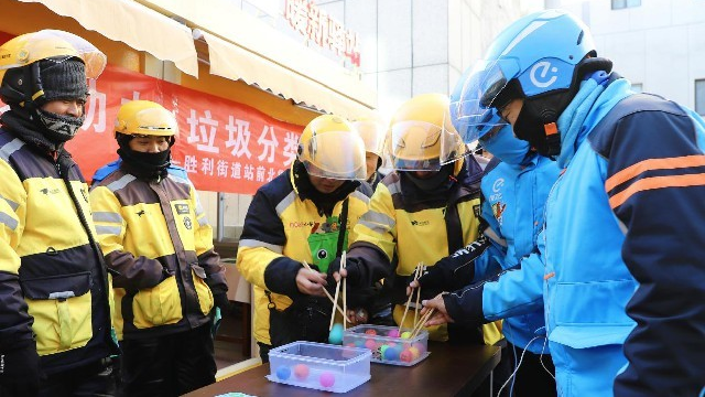 外卖小哥齐助力,垃圾分类更美丽 外卖小哥齐助力,垃圾分类更美丽