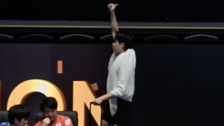 王楚钦卫冕乒乓球亚洲杯男单冠军 离开场馆时高举右手做出点赞手势