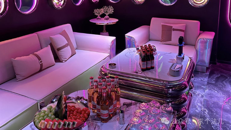 KTV分手，60岁已婚男子为追赶35岁情人摔倒致死，谁担责？