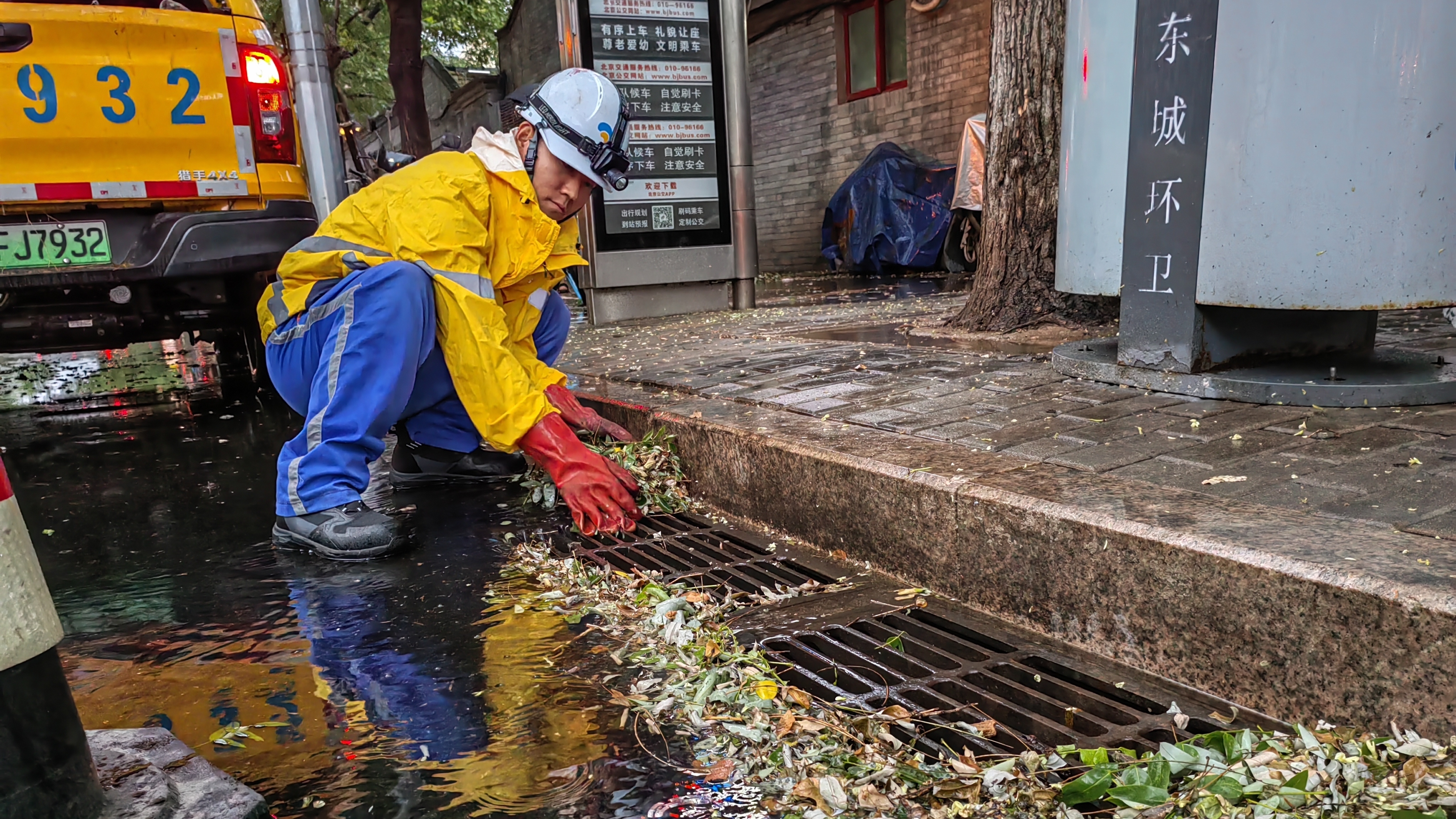 闻“汛”而动：北京排水集团全力快速处置 保障雨天城市通行安全