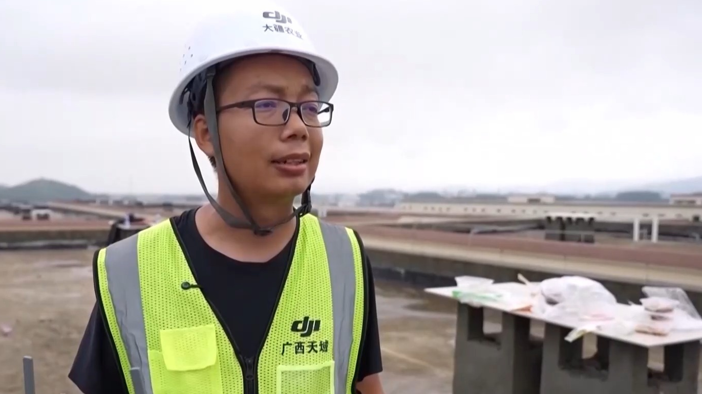无人机送物资 救援点递热面 社会各界志愿者驰援广西灾区