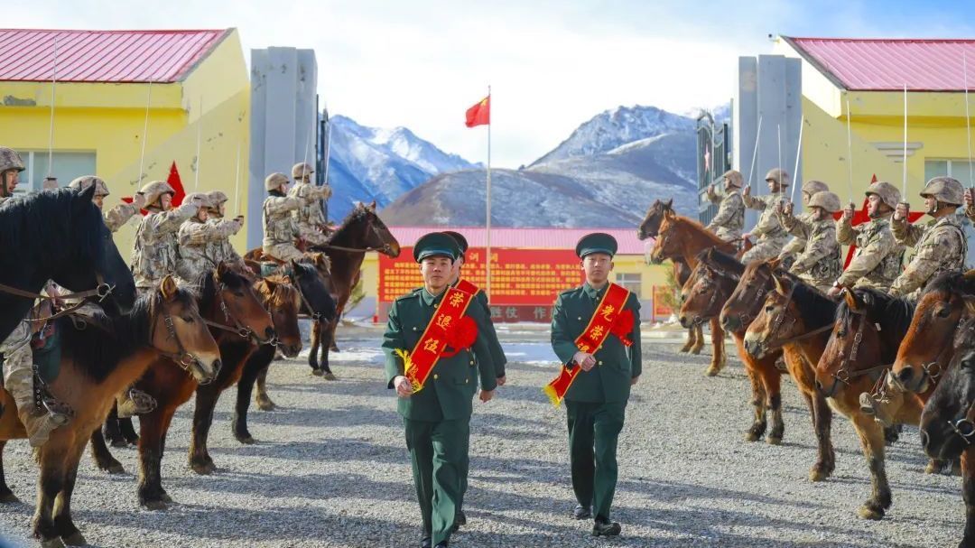 骑兵退伍，泪别战马！