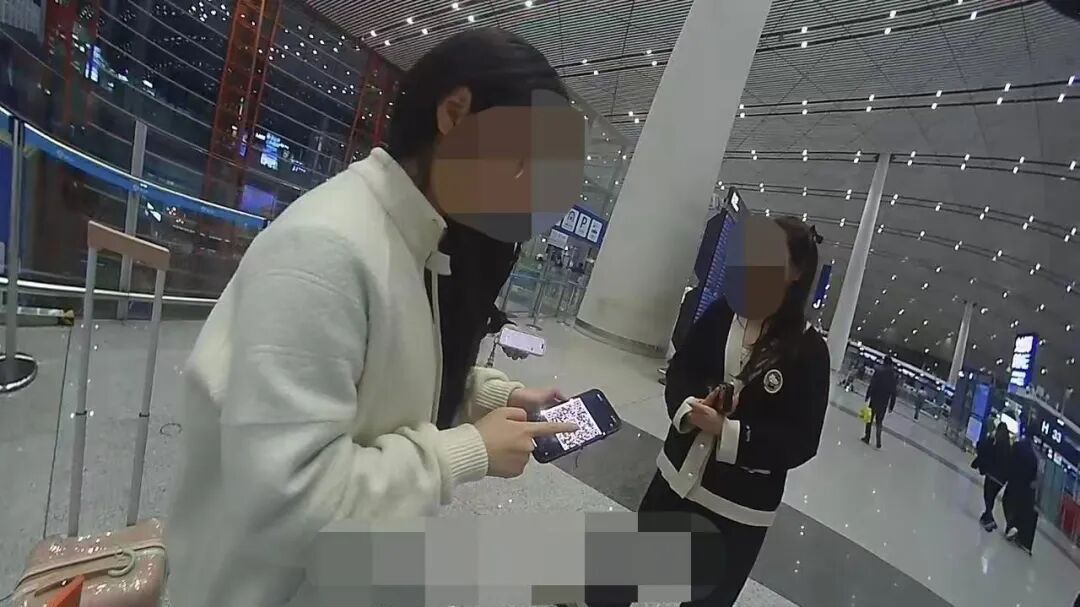 候机玩手机,15岁少年6万多元“飞走了”…… 候机玩手机,15岁少年6万多元“飞走了”……