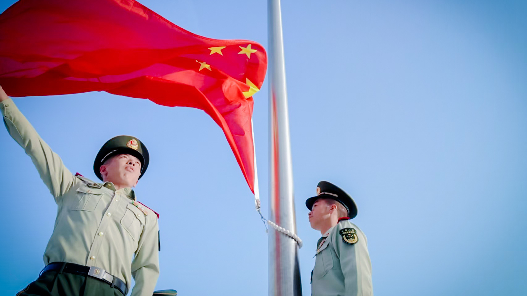 升旗:青春与国旗的庄严礼赞! 升旗:青春与国旗的庄严礼赞!