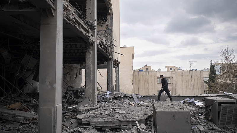 以军称空袭德黑兰多处武器生产设施 以军称空袭德黑兰多处武器生产设施