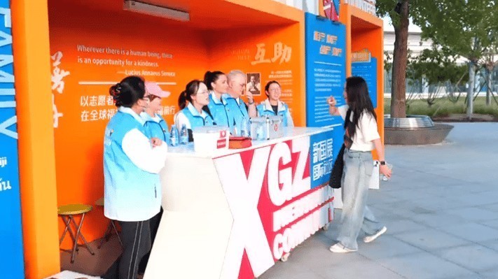 “志愿蓝”助力啤酒节，中外志愿者让市民畅玩无忧