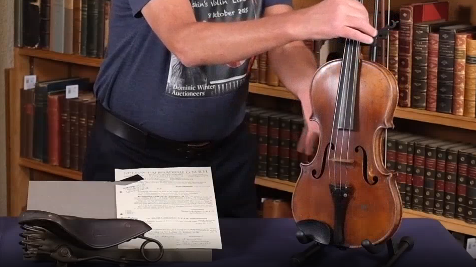 爱因斯坦用过的一把小提琴拍卖价超百万英镑 爱因斯坦用过的一把小提琴拍卖价超百万英镑