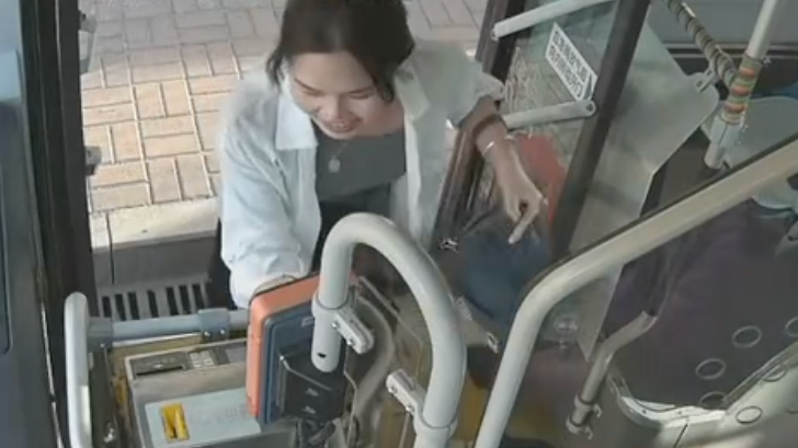 双向奔赴!山东女子在太原赶公交时摔倒,爬起来后公交司机还在等她上车 双向奔赴!山东女子在太原赶公交时摔倒,爬起来后公交司机还在等她上车