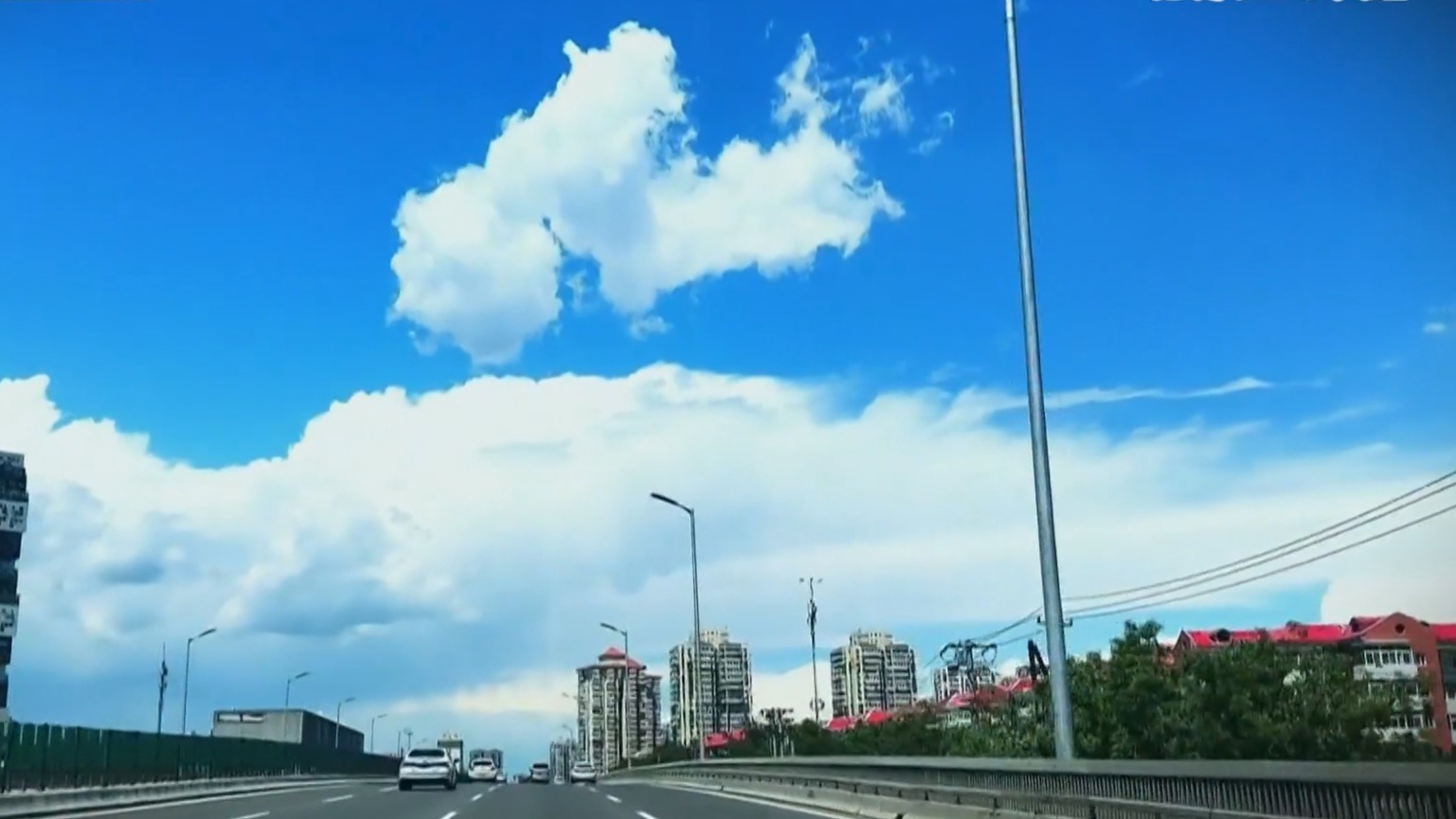 “冷涡蓝”装点北京天空 高颜值蓝天白云在线