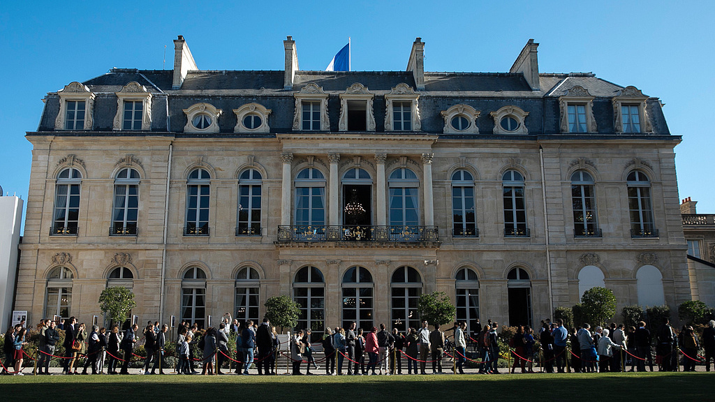 法总统府工作人员涉嫌盗卖国宴器具，卢浮宫保安涉嫌收赃