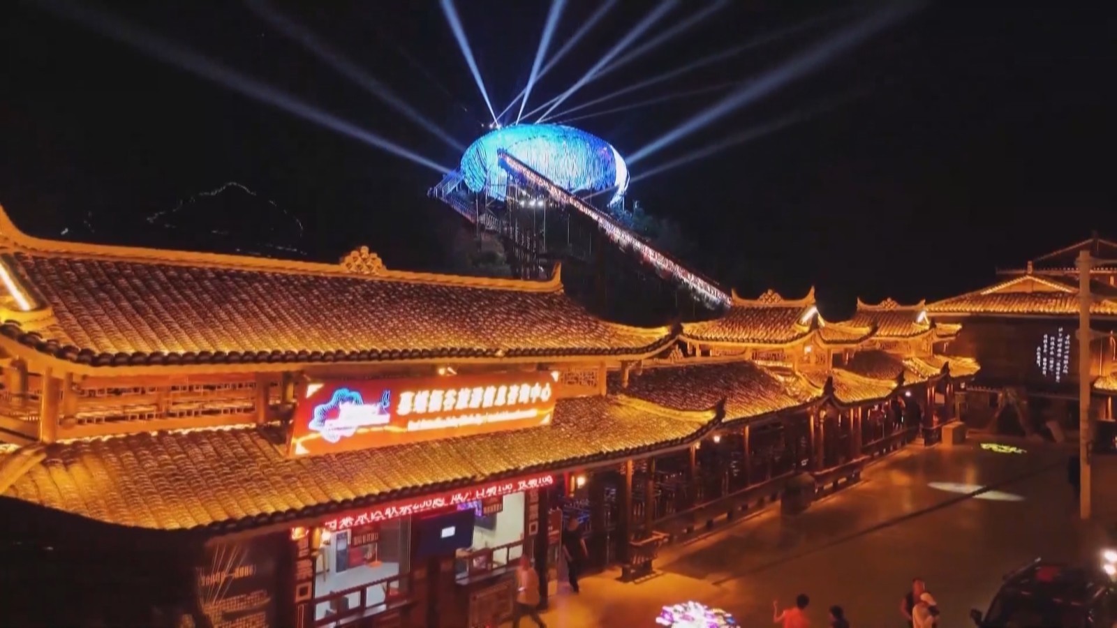 苗寨夜游新体验 新业态迎旅游高峰