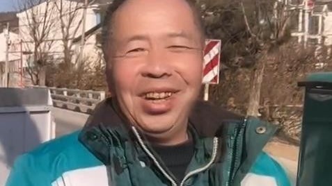 乡村快递员春节奔波在送货路上,内向的他收获了村民无数关心 乡村快递员春节奔波在送货路上,内向的他收获了村民无数关心