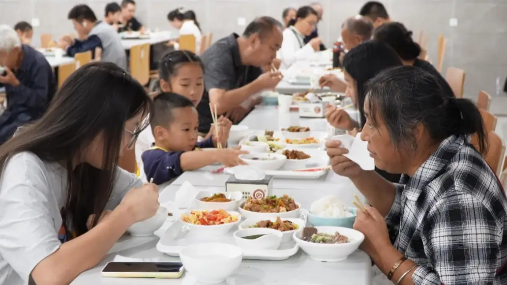 数千名游客挤满政府食堂!“一中午米饭蒸了550斤” 数千名游客挤满政府食堂!“一中午米饭蒸了550斤”