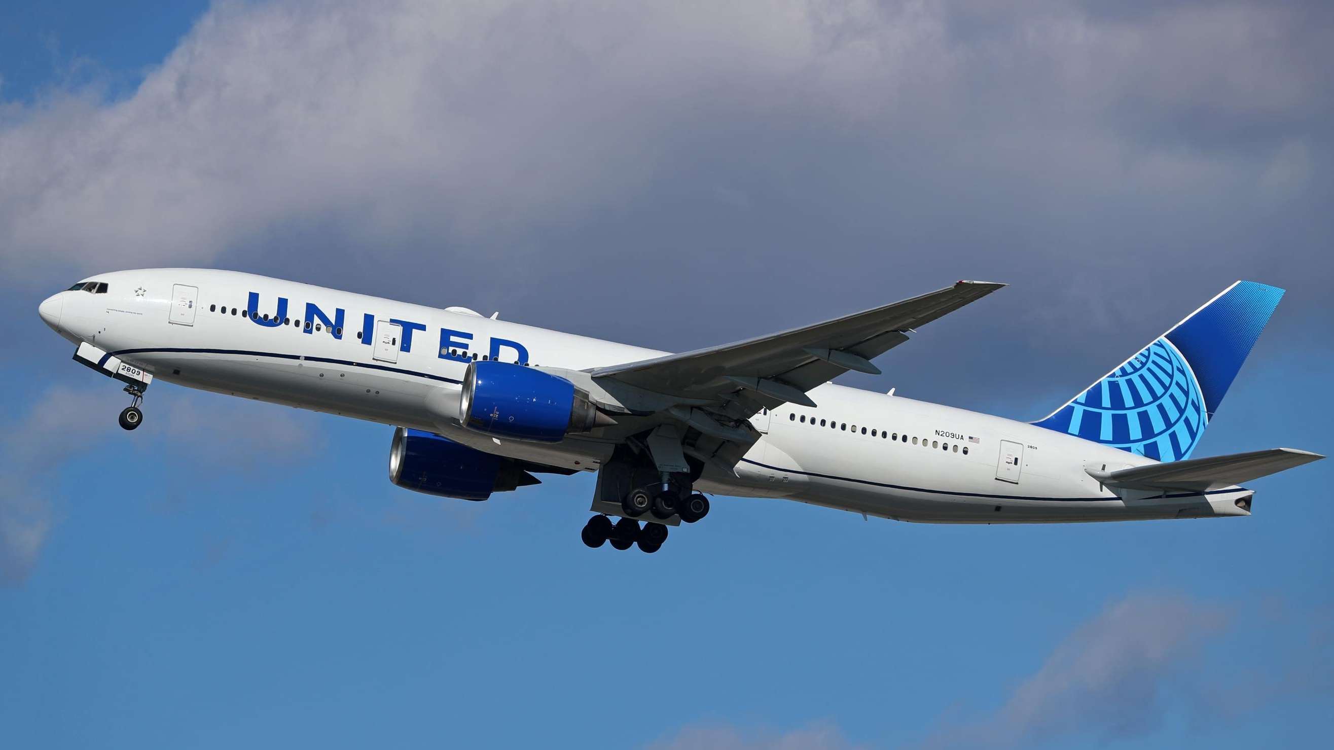 美联航一波音737客机机舱起火 美联航一波音737客机机舱起火