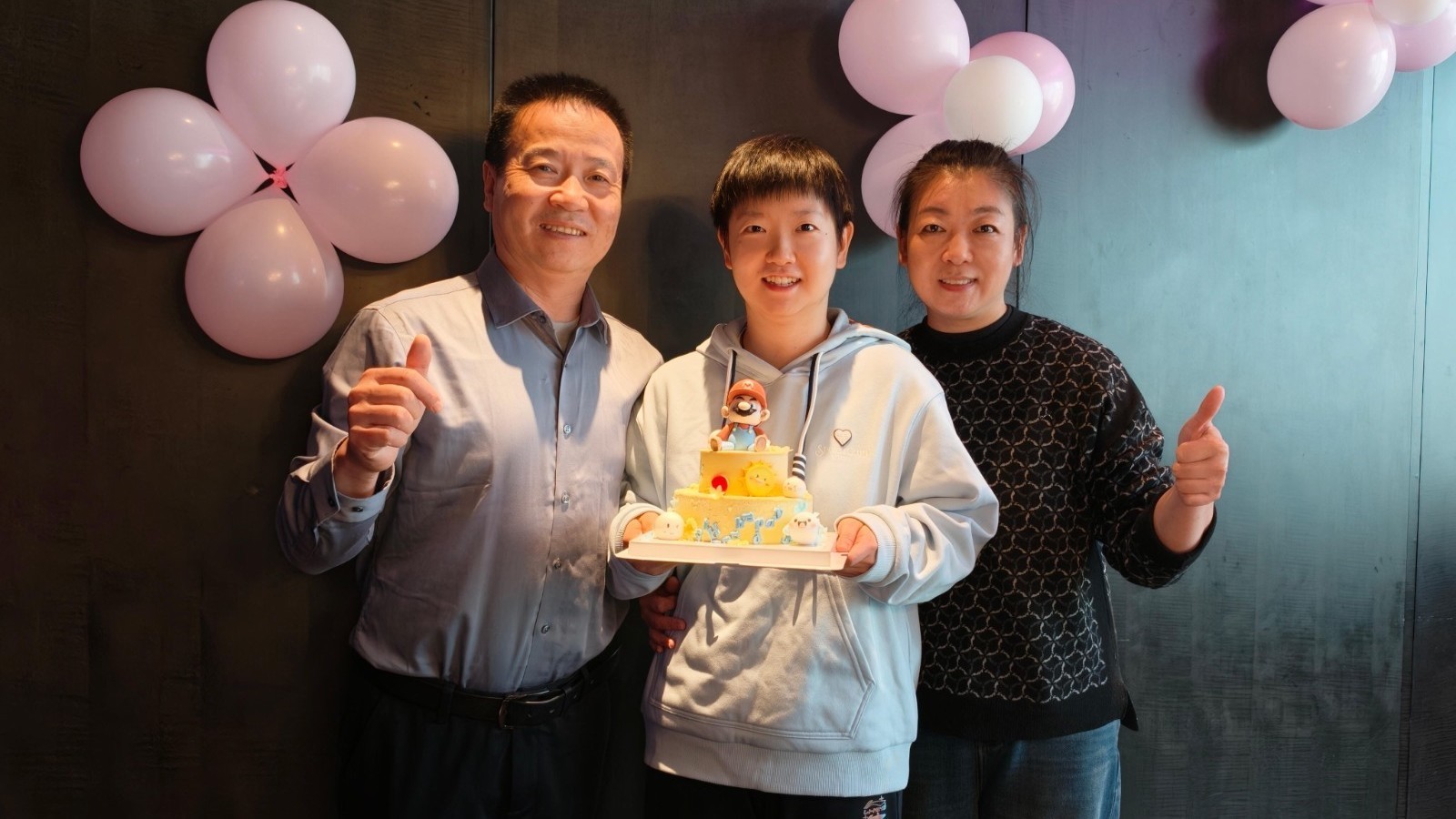 孙颖莎社媒发布一家三口合照庆祝生日,画面氛围温馨 孙颖莎社媒发布一家三口合照庆祝生日,画面氛围温馨