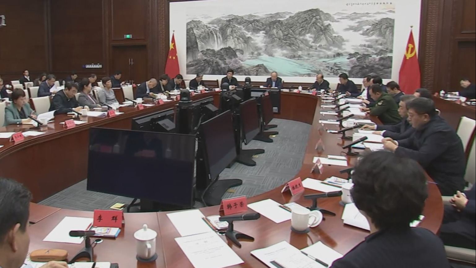 市委理论学习中心组开展专题辅导和交流研讨