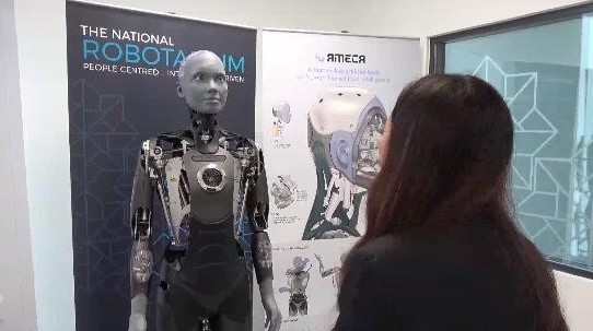 人形机器人“阿梅卡”与英国学生互动