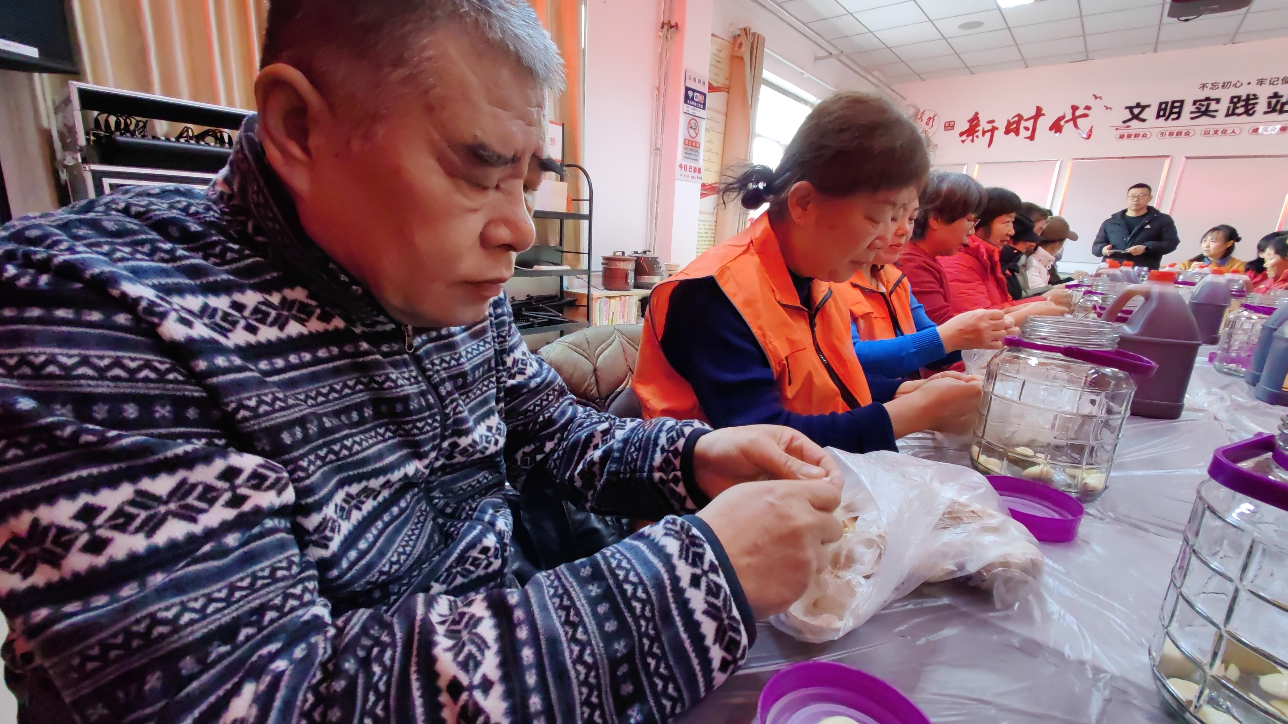 西黄新村社区开展“浓情腊八 蒜香新村” 传统民俗体验活动