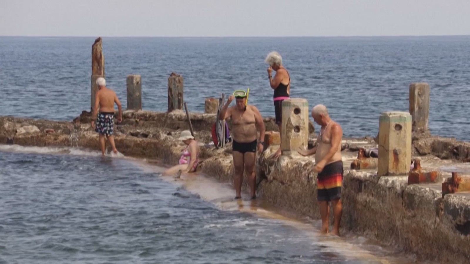 古巴老年人用游泳恢复活力 古巴老年人用游泳恢复活力