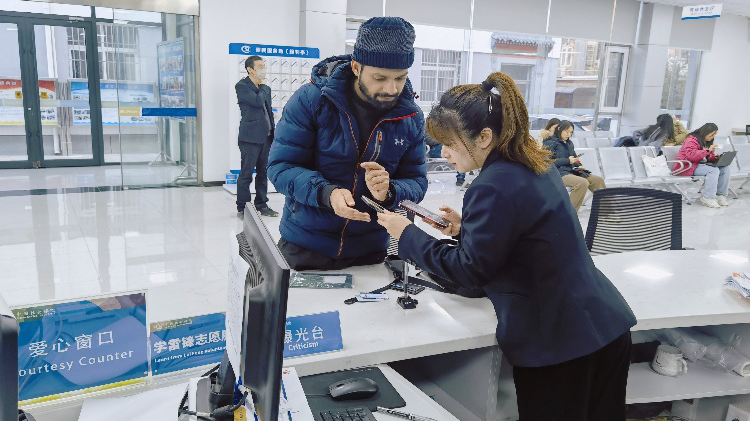 “中国的服务效率真的高！”外籍人在昌申办社保卡，仅用20分钟