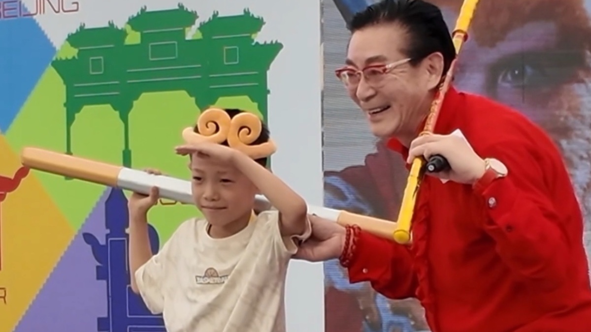 六小龄童携新书亮相地坛书市 六小龄童携新书亮相地坛书市