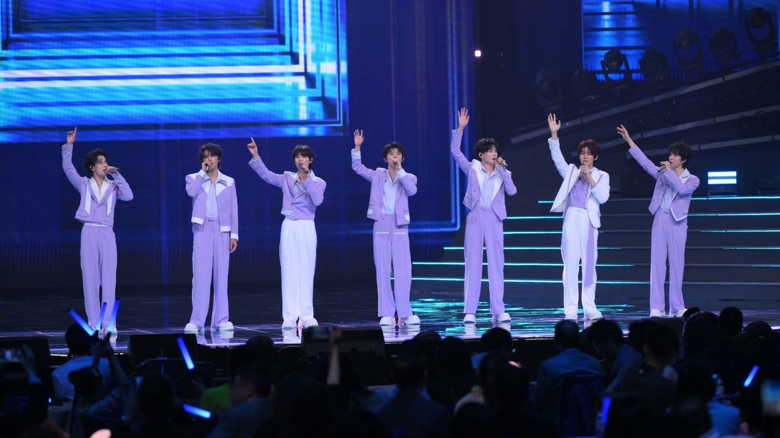 2025大湾区电影音乐晚会中,时代少年团带来四首经典偶像剧歌曲串烧 2025大湾区电影音乐晚会中,时代少年团带来四首经典偶像剧歌曲串烧