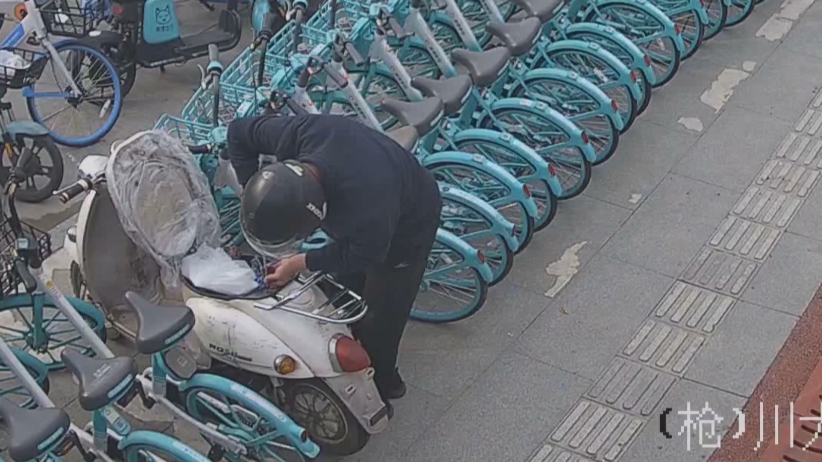 贼胆包天偷电瓶 5分钟搞定你 贼胆包天偷电瓶 5分钟搞定你