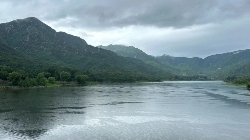 怀柔泄洪!市民请远离河道~ 怀柔泄洪!市民请远离河道~