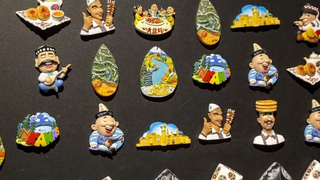 冰箱贴一直不挪，居然会偷偷伤害冰箱……