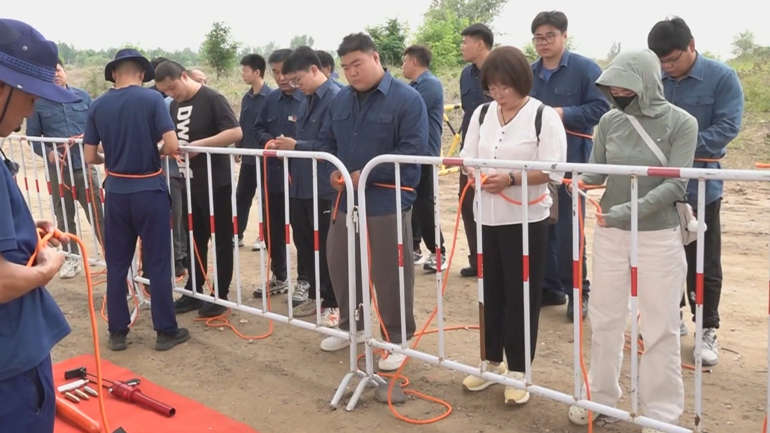 小细节能救命 消防员传授防汛救援技能 小细节能救命 消防员传授防汛救援技能