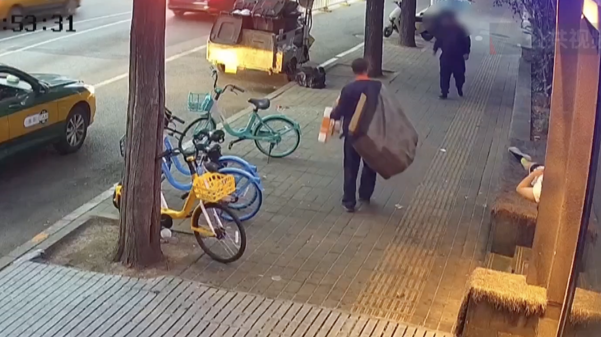 专在酒吧门口“捡尸”！北京警方刑拘1名240斤的大胖子！_北京时间