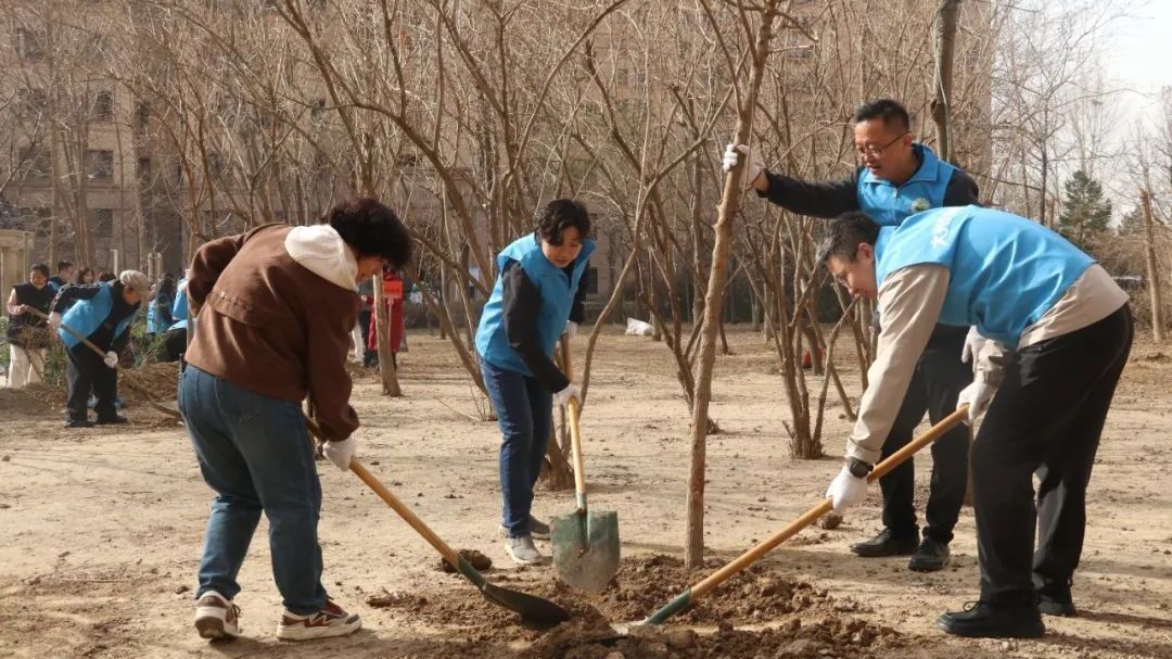 给家园盖“绿戳” 清源人解锁春日“新皮肤” 给家园盖“绿戳” 清源人解锁春日“新皮肤”