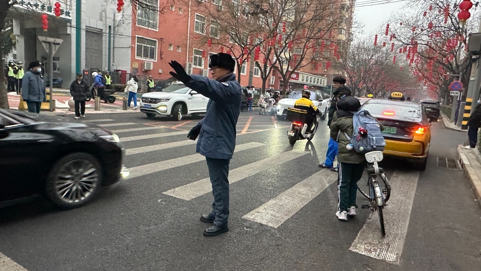 停车管理专班多措并举，全力做好开学季校园周边交通秩序保障工作