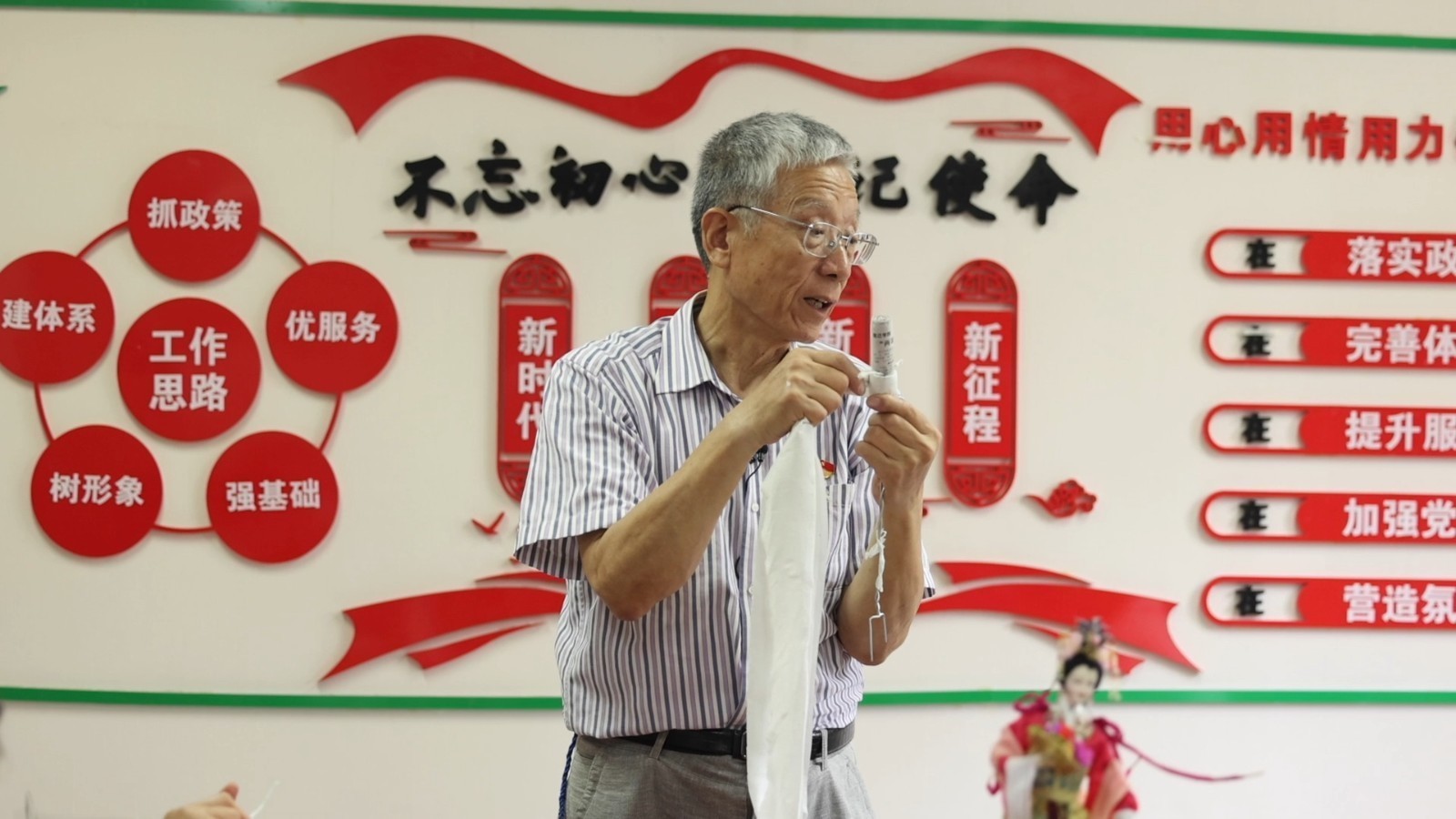 社区非遗小课堂火热开讲 手把手授课 传递绢人手工技艺