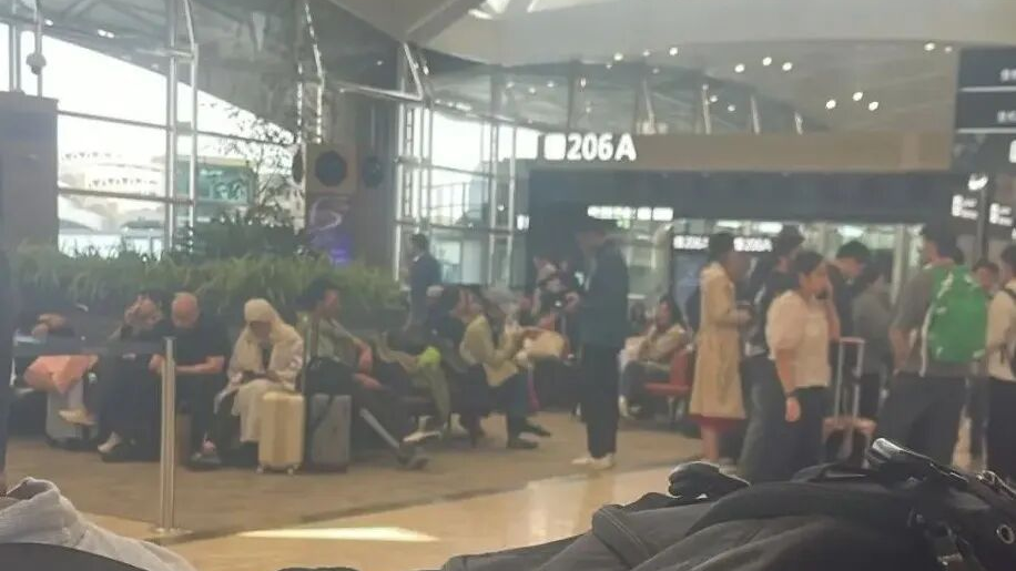 沙特利雅得机场遭袭，亲历者：突然听到一声巨响，不少女性和孩子被吓哭
