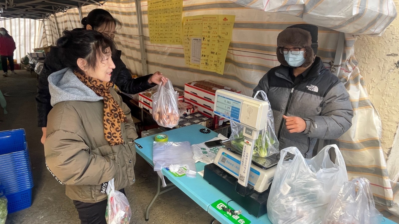 新鲜到家啦！空港街道枫泉花园社区蔬菜直通车开进社区