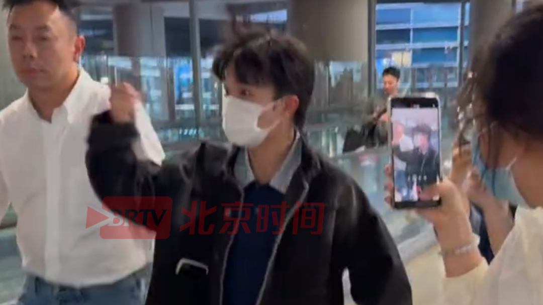 周深挥着拳头为高考生加油！又狠又萌似念咒 看亿遍都不够