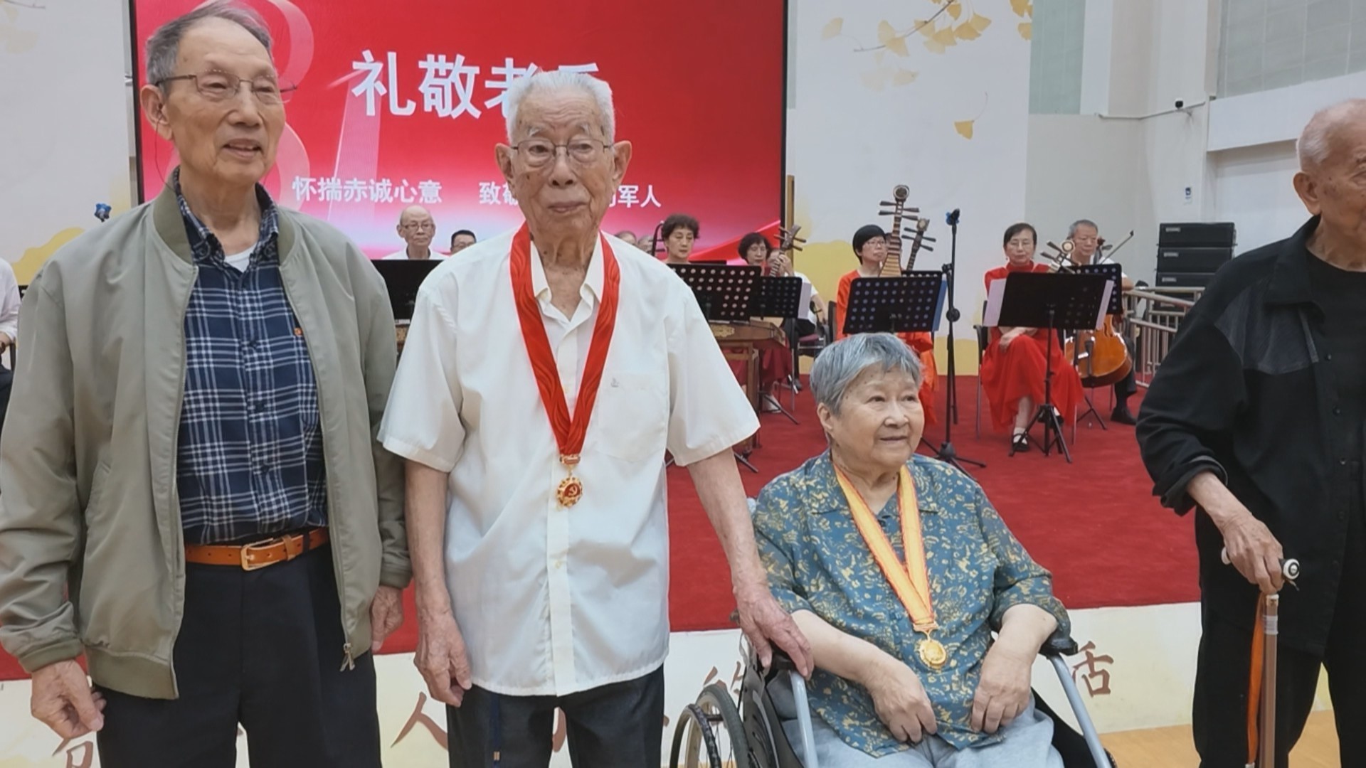 建军99周年 99岁抗战老兵哽咽回忆过往