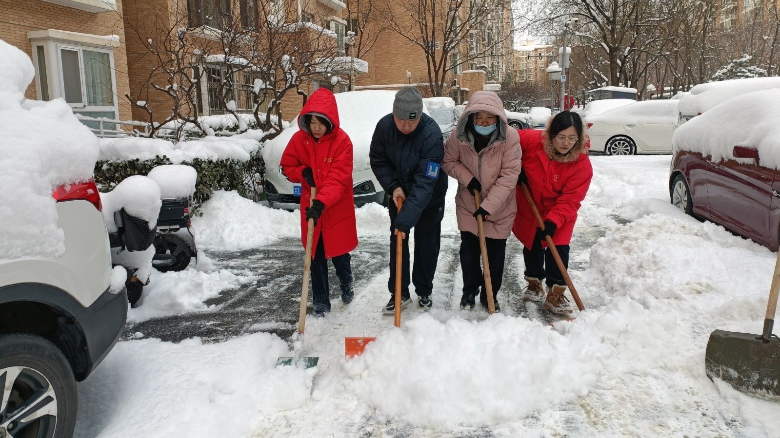 风雪映初心 除冰保畅通 石景山区苹果园街道全力做好扫雪铲冰工作