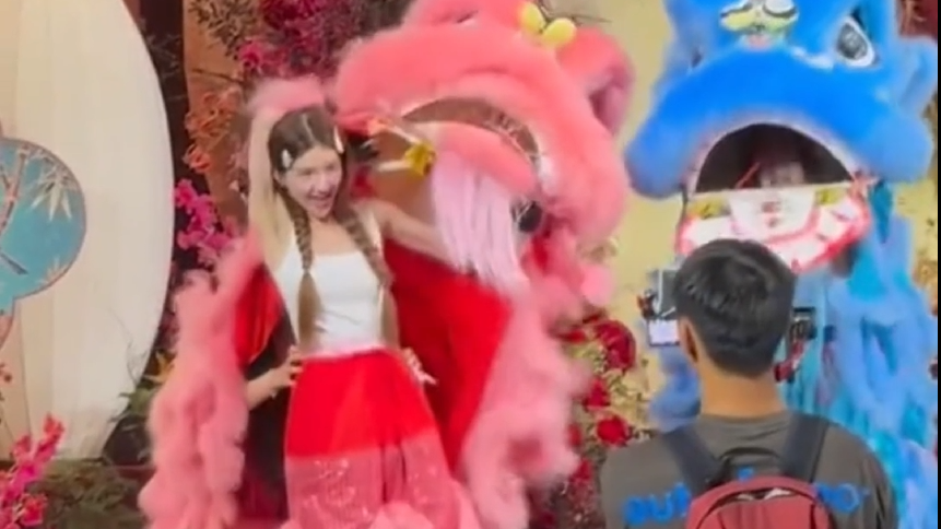 赵露思身着粉色舞狮服表演助兴 赵露思身着粉色舞狮服表演助兴